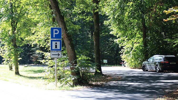 Mitten im Neuwirtshauser Forst: Schwarzes "i" auf weißem Grund, aber außer einem "Frankens Saalestück" nichts auf dem Parkplatz.