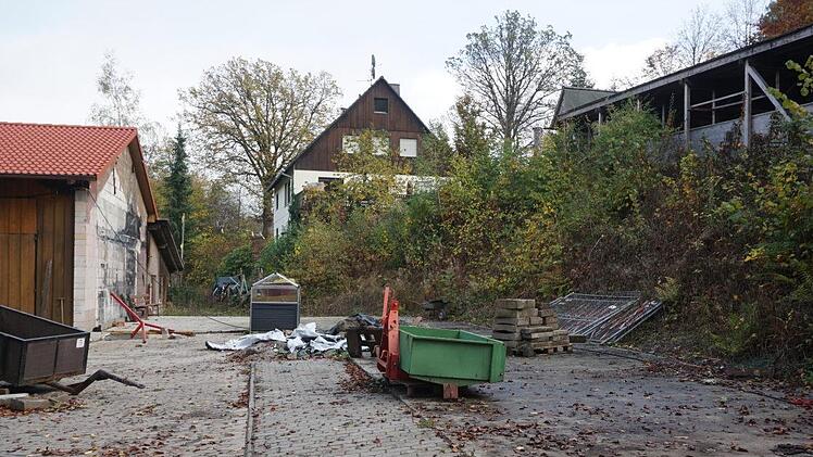 Zwei Jahre nach dem Brand ist die Werkstatt noch immer nicht aufgebaut.  Die Verhandlungen mit der Versicherung sollen aber noch in diesem Jahr  zu einem Abschluss kommen. Dann soll ein Neubau entstehen. Foto: Marion Eckert