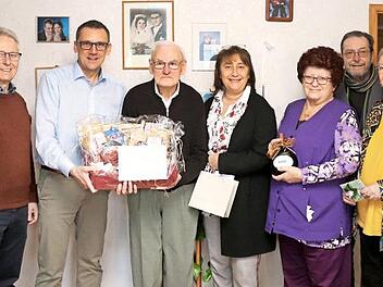 Hans Götz, Ludwig Wahl (v. l.), Anita Langer, Hannsdieter Hirsch, Vroni Schmitt und Gabriele Klaußner (v. r.) zählten zu den Gratulanten von Johann Semmlinger. Foto: Johanna Blum