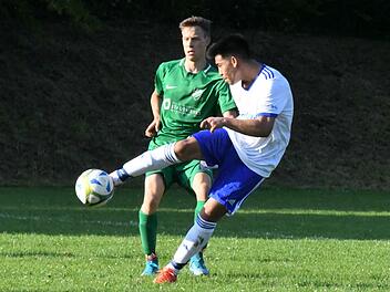 Mortaza Ansari trifft hier zum 3:0 für den TSV Münnerstadt, dem Garitzer Lucas Clement bleibt nur die Zuschauerrolle. Foto: Hopf