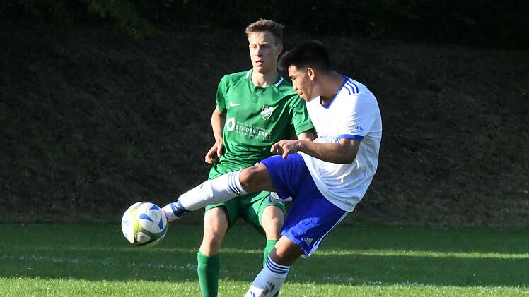 Mortaza Ansari trifft hier zum 3:0 für den TSV Münnerstadt, dem Garitzer Lucas Clement bleibt nur die Zuschauerrolle. Foto: Hopf