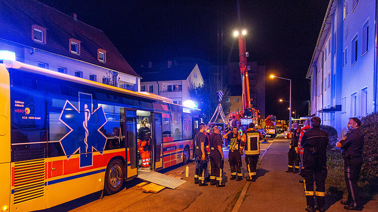 Feuerwehr muss schweren Patienten mit Kran aus Wohnung holen