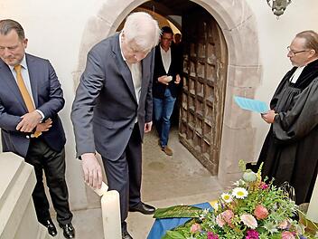 Horst Seehofer, hier beim Entzünden einer Kerze für den ehemaligen Schlossherren, wirkte bei der Verleihung in sich ruhend.