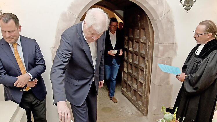 Horst Seehofer, hier beim Entzünden einer Kerze für den ehemaligen Schlossherren, wirkte bei der Verleihung in sich ruhend.
