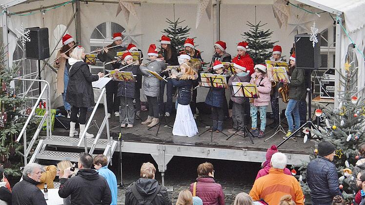 Die städtische Musikschule spielte im Schlosshof.  Foto: Hanns Friedrich