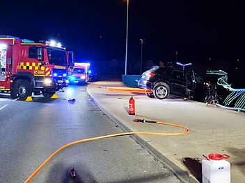 Schwerer Unfall in W&uuml;rzburg: Auto durchbricht Gel&auml;nder und st&uuml;rzt beinahe von Br&uuml;cke