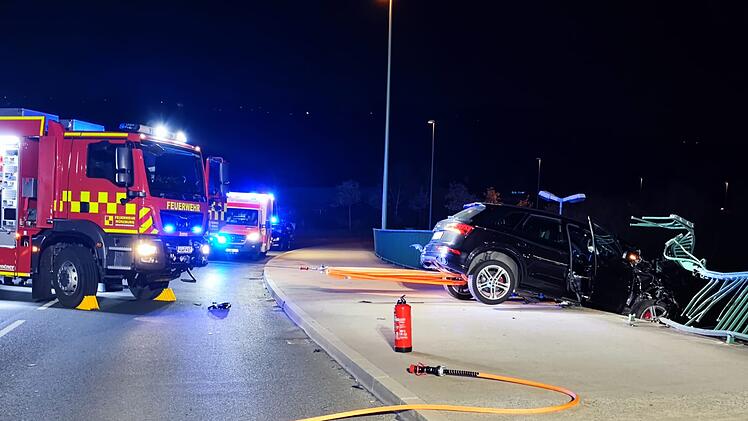Schwerer Unfall in W&uuml;rzburg: Auto durchbricht Gel&auml;nder und st&uuml;rzt beinahe von Br&uuml;cke
