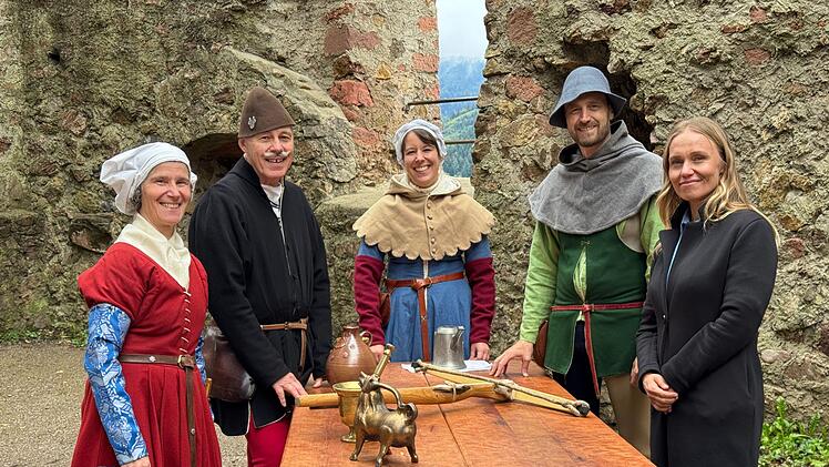Was macht uns Menschen wirklich gl&uuml;cklich? Die finnische Schauspielerin Meri Koivisto besucht Familie Kern in Waldkirch.