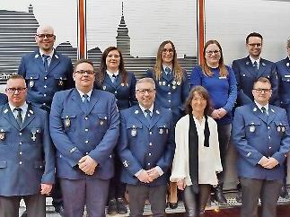 Der Vorstand (hinten, von links) mit Sebastian St&ouml;ckert, Celina Pechtold, Kristina V&ouml;lk, Bettina Kornitzky, Tobias Herold, KBM Andreas Leikeim, KBR Thilo Kraus, vorne: Kommandant Martin Berthold, KBI Michael Kannengie&szlig;er, Thomas Petterich, Andreas...