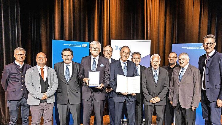 Bei der &Uuml;bergabe der Zelter-Plakette (von links): Bernd Sibler (Pr&auml;sident des Bayerischen Musikrats), Jan Heller (B&uuml;rgermeister Aurachtal), Lorenz Jordan, Georg Menzel, Carsten Ahlers (Mitglied im Pr&auml;sidium des Fr&auml;nkischen S&auml;ngerbundes), Hans Bret...