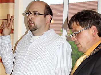 Drei Finger für zwei Stunden Amtszeit gehoben: Neu-Bürgermeister Hermann Niediek (rechts) vereidigte Markus Büttner, um ihn zwei Stunden später wieder zu verabschiedenFoto:Ralf Kestel