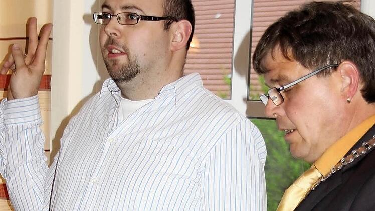 Drei Finger für zwei Stunden Amtszeit gehoben: Neu-Bürgermeister Hermann Niediek (rechts) vereidigte Markus Büttner, um ihn zwei Stunden später wieder zu verabschiedenFoto:Ralf Kestel