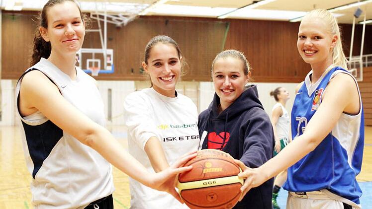 Nadjeschda Ilmberger, Nora Duckarm, Sandra Schrüfer und Anne-Katrin Landwehr (von links) komplettieren den Kader der DJK.  Foto: S. Hader