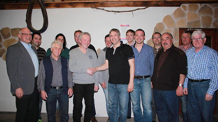 Die gesamte, stark verjüngte, Führungs-Mannschaft der CSU Jesserndorf mit den Gästen Wolfgang Borst (links) aus Hofheim und Stadtrat Manfred Fausten (rechts) aus Ebern Foto: Katharina Becht