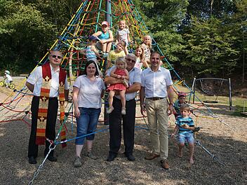 Eine Spiel- und Freizeitoase die seines gleichen sucht: Der sanierte Spielplatz in Kilianshof wurde der Öffentlichkeit übergeben. Das Bild zeigt (von links): Pfarrer Hubert Grütz, Sonja Reubelt, Siegfried Söder und den stellvertretenden Bürgermeister Roland Bühner.  Foto: Marion Eckert