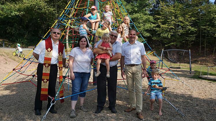 Eine Spiel- und Freizeitoase die seines gleichen sucht: Der sanierte Spielplatz in Kilianshof wurde der Öffentlichkeit übergeben. Das Bild zeigt (von links): Pfarrer Hubert Grütz, Sonja Reubelt, Siegfried Söder und den stellvertretenden Bürgermeister Roland Bühner.  Foto: Marion Eckert