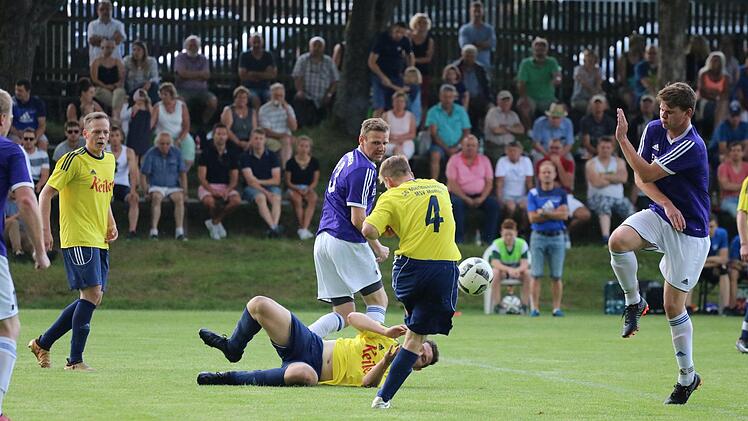 Hir wird scharf geschossen, und zwar von Florian Heier von der SG Oberleichtersbach/Modlos im Spiel gegen die mit 1:2 unterlegene SG Hendungen.Sebastian Schmitt