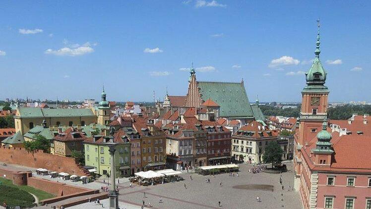 Blick auf den Schlossplatz mit dem Königsschloss (rechts) in der Altstadt von Warschau. Foto: Dieter Seyfarth
