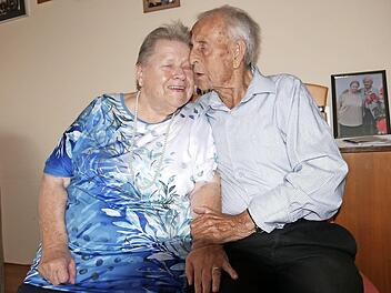 Lieselotte und Johannes Riedel sind seit 60 Jahren füreinander da und zeigen das auch.  Foto: Manja von Nida