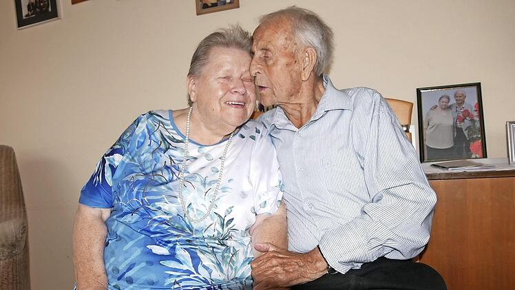 Lieselotte und Johannes Riedel sind seit 60 Jahren füreinander da und zeigen das auch.  Foto: Manja von Nida