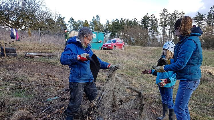 Alle Hände voll zu tun hatten die Helfer bei der Aufräumaktion, zu der die Kreisgruppe des Bund Naturschutz (BN) ins Ganstal bei Hammelburg gerufen hatte.  Foto: Elisabeth Assmann