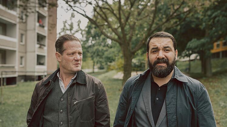 Bruno Lewandowski (Aurel Manthei, links) macht sich Sorgen um seinen Kollegen Ceyhan Topal (Sahin Eryilmaz), den Gewissensbisse plagen.