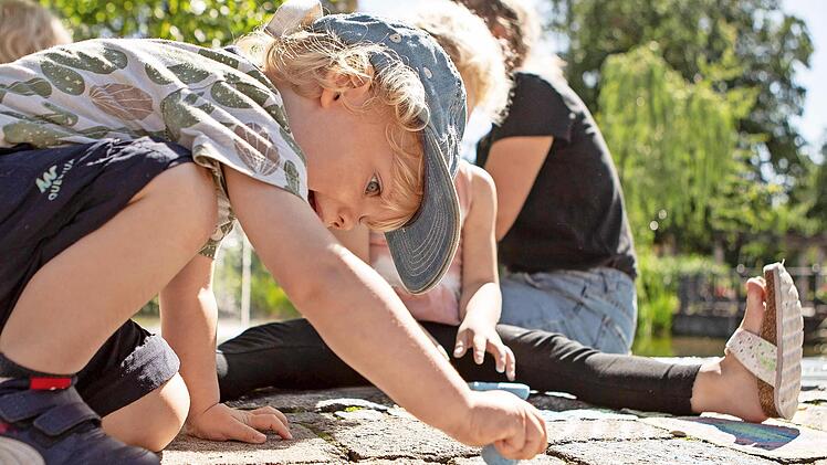 Fr&uuml;h &uuml;bt sich, wer einmal ein gro&szlig;en Stra&szlig;enkreidenmaler werden will.