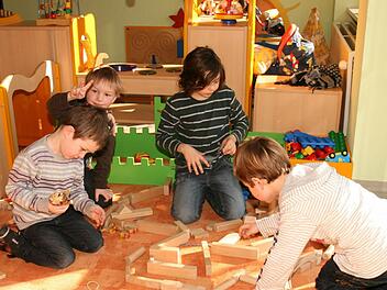 Die Kinder fühlen sich wohl im Sommeracher Kindergarten. Die Bilder entstanden bei der Einweihung der Einrichtung im Frühjahr. Foto: privat