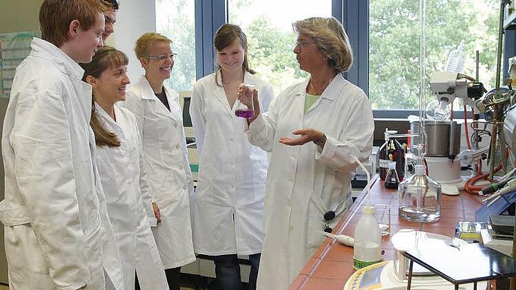 Theorie und Praxis werden in der Ausbildung der agrartechnischen Assistenten an der Bundesforschungsanstalt eng verknüpft. Renate Eichner unterrichtet hier einige der neuen Auszubildenden im chemisch-analytischen Labor. Foto: Gabriele Hänseler