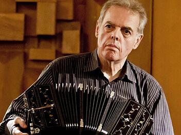 Klaus Gutjahr bei seinem Gastspiel im Rathaussaal von Neustadt.Fotos: Jochen Berger