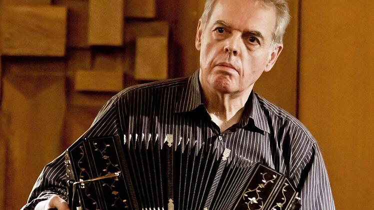 Klaus Gutjahr bei seinem Gastspiel im Rathaussaal von Neustadt.Fotos: Jochen Berger