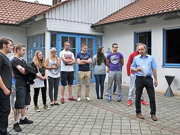 Im Mehrzweckgebäude in Horhausen dürfen die Jugendlichen einen Raum (rechts im Bild) nutzen, soweit er nicht für andere Veranstaltungen benötigt wird. Weil sie sich aber bei schönem Wetter auch vor dem Jugendraum aufhalten, gibt es immer wieder Ärger. Bürgermeister Matthias Schneider (rechts) sprach bei der Sitzung des Gemeinderates Theres mit den jungen Leuten aus Horhausen. Foto: Ulrike Langer