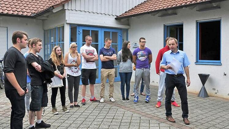 Im Mehrzweckgebäude in Horhausen dürfen die Jugendlichen einen Raum (rechts im Bild) nutzen, soweit er nicht für andere Veranstaltungen benötigt wird. Weil sie sich aber bei schönem Wetter auch vor dem Jugendraum aufhalten, gibt es immer wieder Ärger. Bürgermeister Matthias Schneider (rechts) sprach bei der Sitzung des Gemeinderates Theres mit den jungen Leuten aus Horhausen. Foto: Ulrike Langer