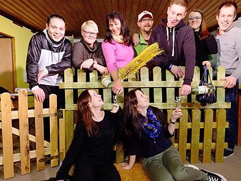 Die Theatergruppe Wartmannsroth probt fleißig für ihre Aufführungen ab dem zweiten Weihnachtsfeiertag. Der Zaun spielt eine wichtige Rolle in dem Stück "Wunder, Zoff und Zunder". Foto: Gerd Schaar