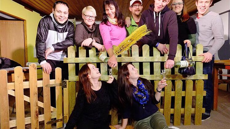 Die Theatergruppe Wartmannsroth probt fleißig für ihre Aufführungen ab dem zweiten Weihnachtsfeiertag. Der Zaun spielt eine wichtige Rolle in dem Stück "Wunder, Zoff und Zunder". Foto: Gerd Schaar