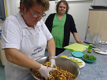 Evi Derrer mischt die Zutaten für den Linsensalat.Foto: Pauline Lindner