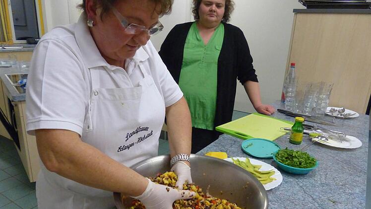 Evi Derrer mischt die Zutaten für den Linsensalat.Foto: Pauline Lindner