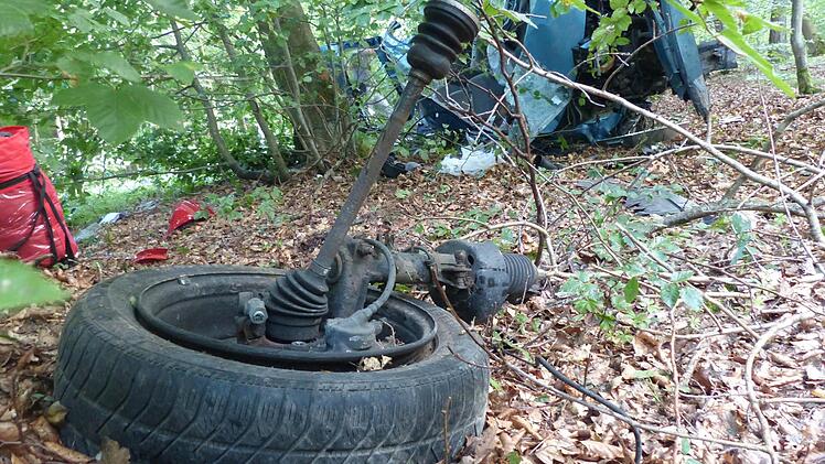 Bei dem Unfall im Wald zwischen Unterschleichach und Eltmann riss ein Rad am Auto der verunglückten 19-jährigen Fahrerin ab. Der Kleinwagen blieb zwischen mehreren Bäumen am Waldrand liegen. Foto: Klaus Schmitt