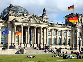 Im September wird ein neuer Bundestag gewählt. Im Wahlkreis Kulmbach treten acht Direktkandidaten an - eine Frau und sieben Männer. Foto: Andreas Lander/dpa