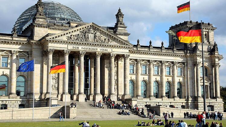 Im September wird ein neuer Bundestag gewählt. Im Wahlkreis Kulmbach treten acht Direktkandidaten an - eine Frau und sieben Männer. Foto: Andreas Lander/dpa