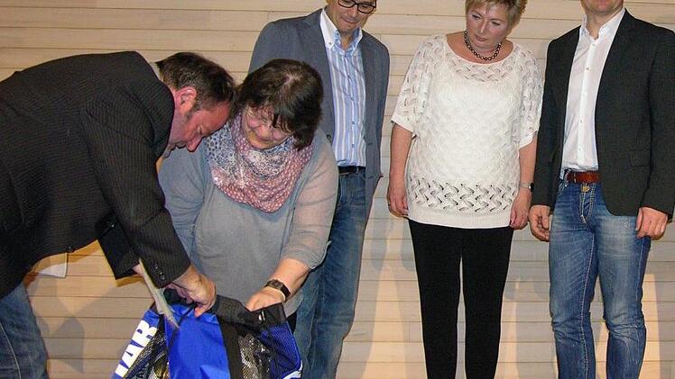 Claus Dötschel und Doris Völler bereiten die Ballübergabe an die Vertreter der JFG Hohe Asslitz vor. Von links Marco Langbein, Andrea Tschirge, Michael Kurz. Foto: Klaus Oelzner