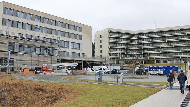 Neben dem Lichtenfelser Klinikum (rechts) entsteht zurzeit ein Neubau.