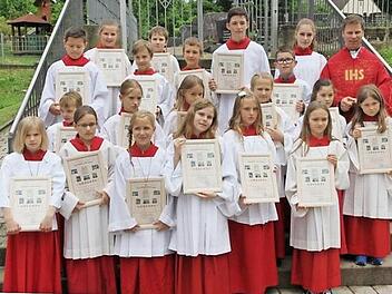 Die neuen Ministranten mit Pfarrer Matthias Steffel.  Foto: Matthias Erlwein