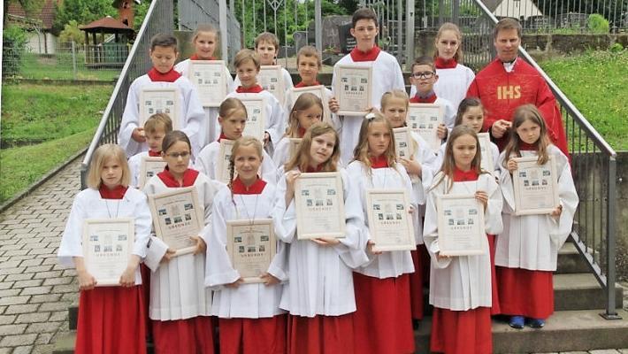 Die neuen Ministranten mit Pfarrer Matthias Steffel.  Foto: Matthias Erlwein