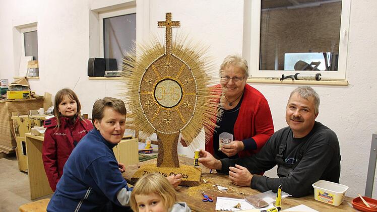 In der Werkstatt der Wächtlers arbeiten (von links) Dorothea Arnold, Maria Wächtler und Ronald Wächtler. Mit im Bild Eva (links) und Lena Gogolok, die beim Andachtsbild eifrig mitgeholfen haben.