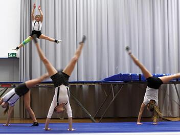 Wettkampfturnerinnen beim Üben am Trampolin und Airtrack für den Bunten Abend am Samstag, 20. Januar. Thomas Dill