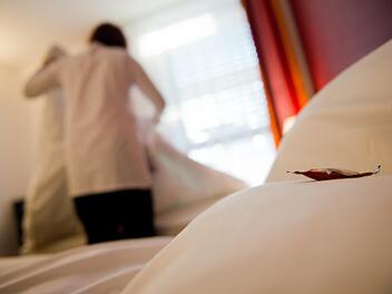 Ein Zimmermädchen richtet in einem Hotel die Betten.  Im Hotel- und Gaststättengewerbe wurden 38 Prozent der BEschäftigten um ihren Lohn gebracht. Foto: Jan-Philipp Strobel/dpa