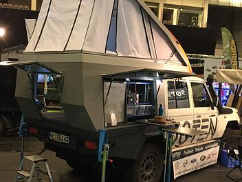 Das Fiftyten-Konzept ist modular und besteht aus drei Elementen. Die Basis bildet das TRAY, das die Original Laderaum Wanne des Pickups ersetzt. Darauf kommt die BOX mit ihren zwei Seitenklappen und der Hecktür. Das Dach ist begehbar und hat seitlich Airlineschienen - beispielsweise zur Befestigung eines Dachträgers. Im Austausch für das Dach kann ein Aufstell-Schlafdach montiert werden. Der Matratzenboden ist hochklappbar und dadurch ergibt sich Stehhöhe in der Box.  Benjamin Krenzer