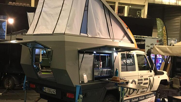 Das Fiftyten-Konzept ist modular und besteht aus drei Elementen. Die Basis bildet das TRAY, das die Original Laderaum Wanne des Pickups ersetzt. Darauf kommt die BOX mit ihren zwei Seitenklappen und der Hecktür. Das Dach ist begehbar und hat seitlich Airlineschienen - beispielsweise zur Befestigung eines Dachträgers. Im Austausch für das Dach kann ein Aufstell-Schlafdach montiert werden. Der Matratzenboden ist hochklappbar und dadurch ergibt sich Stehhöhe in der Box.  Benjamin Krenzer