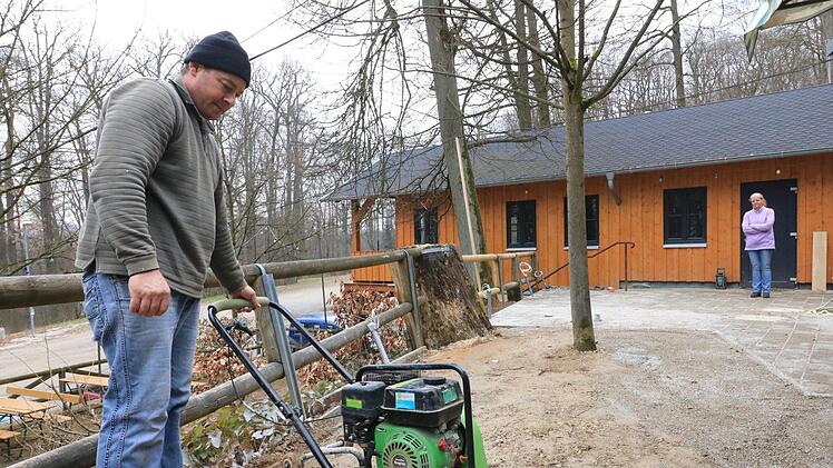 Am 28. April startet der Freiluft-Ausschank im Kellerwald mit der Krönung der Bierkönigin. Dafür wird jetzt schon im Kellerwald alles hergerichtet. Foto: Andreas Oswald